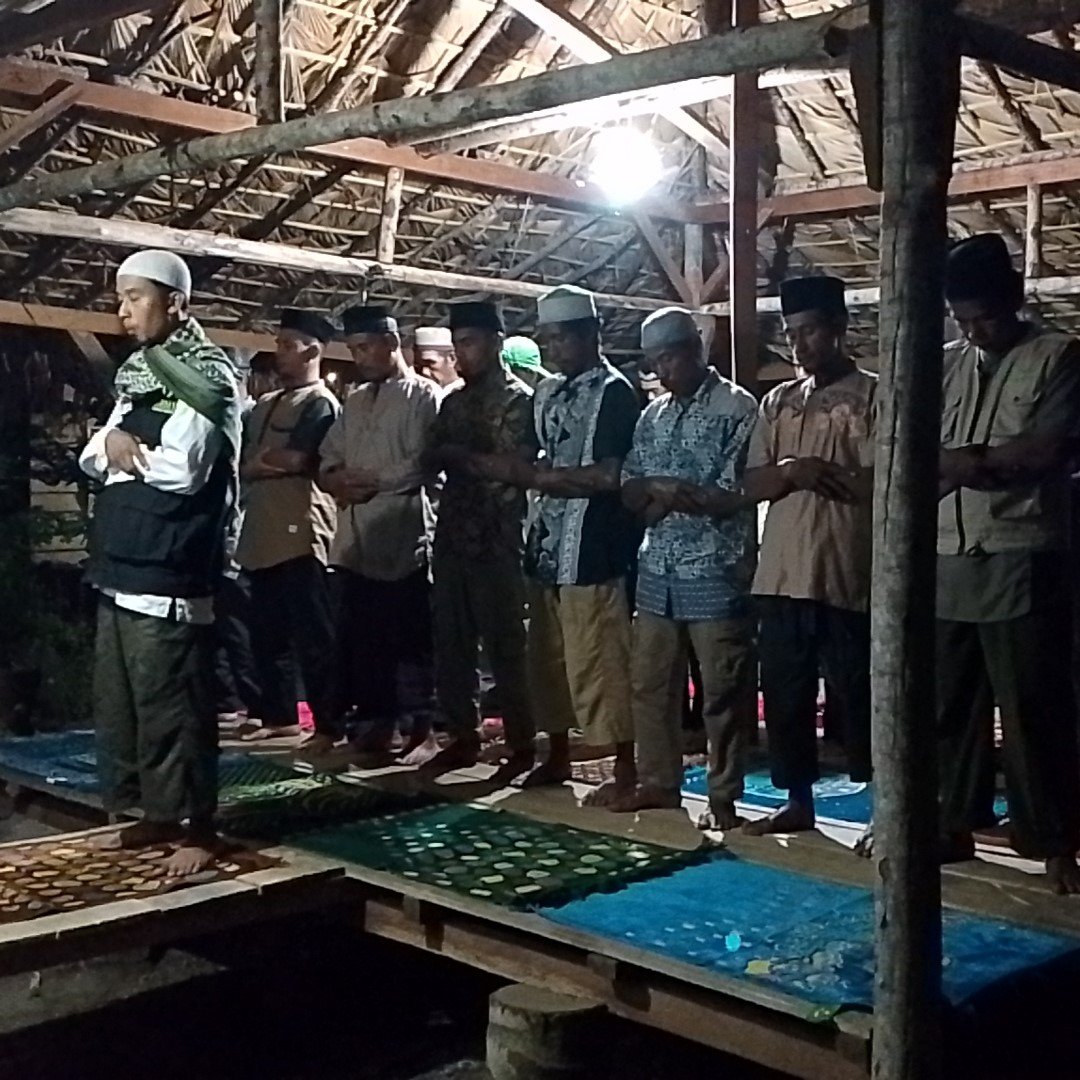 sholat-berjamaah-suku-togutil